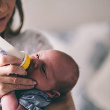 Έκκληση: Άνεργη μαμά μεγαλώνει μόνη 2 παιδιά - Ζητά πάνες και γάλα για το μωράκι της