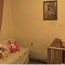 Καλαμάτα: Οικογένεια ζει σε άθλιες συνθήκες, με 3 μικρά παιδιά και πατέρα με εγκεφαλικό