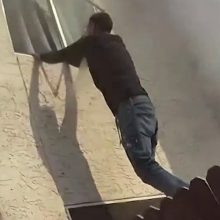 Συγκλονιστικές εικόνες: Απλός πολίτης βουτά σε φλεγόμενο κτήριο για να σώσει παιδιά (video)
