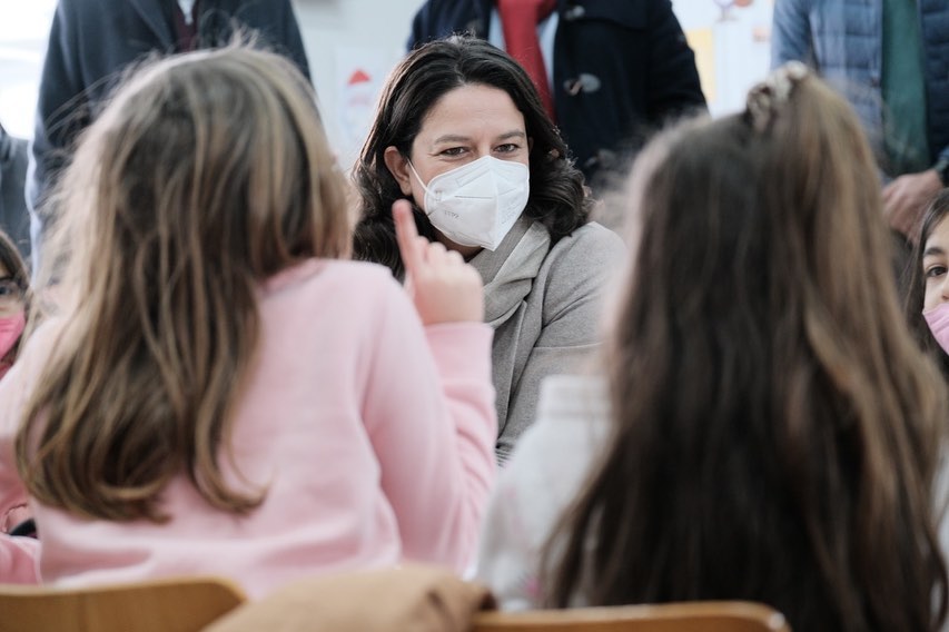 H απίθανη ερώτηση μαθήτριας στην Νίκη Κεραμέως όταν επισκέφθηκε την τάξη της στην Κρήτη