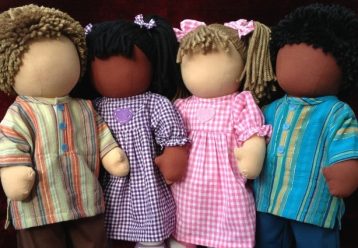 Πάνινες κούκλες χωρίς πρόσωπο: Μα, ποια παιδιά παίζουν με αυτές; (εικόνες)