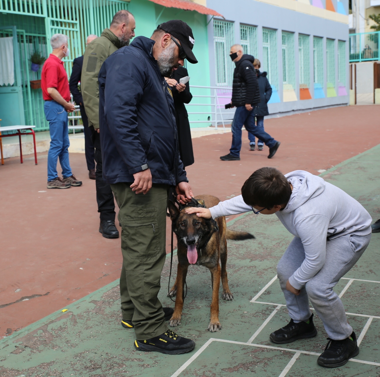 Οι μαθητές του 9ου Δημοτικού Πειραιά έμαθαν πώς να συμπεριφέρονται με σεβασμό και αγάπη στα ζώα 