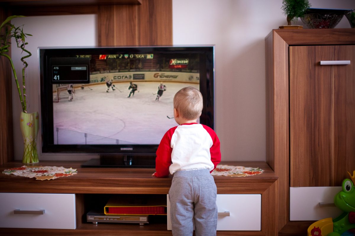 Αν έχετε παιδάκι 1-3 ετών, δείτε γιατί δεν πρέπει να βλέπει τηλεόραση πάνω από 2 ώρες την ημέρα