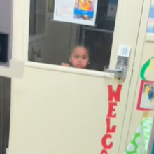 Αφησαν το δίχρονο κοριτσάκι της κλειδωμένο και με σβηστά φώτα μέσα στον παιδικό σταθμό (video)