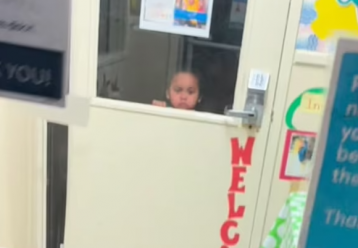 Αφησαν το δίχρονο κοριτσάκι της κλειδωμένο και με σβηστά φώτα μέσα στον παιδικό σταθμό (video)