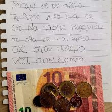 Συγκινεί η 7χρονη Θάλεια: "Παιδάκι από την Ουκρανία σου δίνω όλα τα λεφτά μου για να πάρεις καραμέλες"