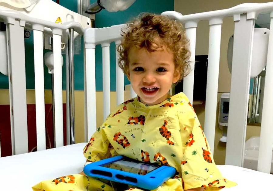 Από ένα σπασμένο πόδι, ανακάλυψαν ότι το 2χρονο αγοράκι τους είχε καρκίνο