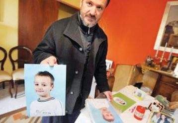 Ο πατέρας Διονύσιος δεν θα ξεχάσει την Ανάσταση του 2011 όταν ο 7χρονος γιος του χτυπήθηκε από φωτοβολίδα