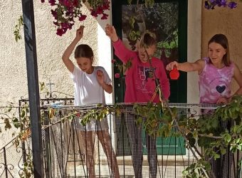 Συγκινούν τα παιδιά του Χαμόγελου που σπάνε τους Μπότηδες στην Κέρκυρα
