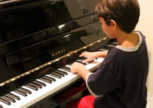 Σε αυτή τη χώρα παιδιά με οικονομικές δυσκολίες θα έχουν πρόσβαση σε μαθήματα μουσικής