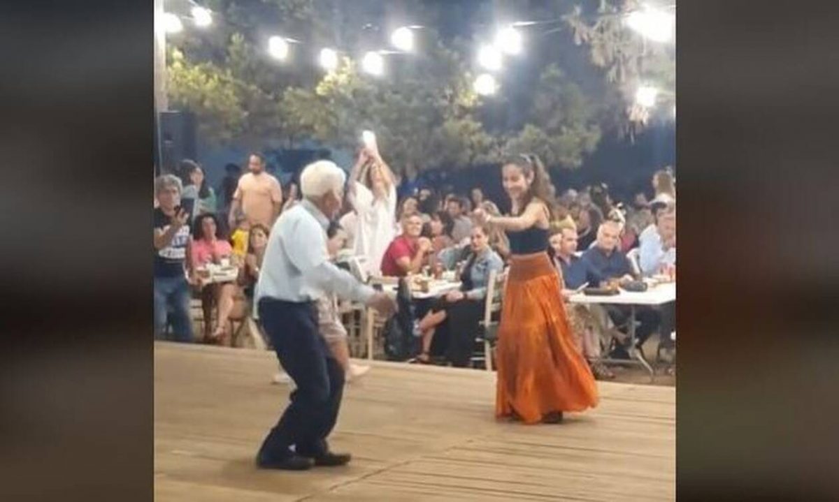 Viral 89χρονος παππούς που «τα δίνει όλα» χορεύοντας με την εγγονή του (video)
