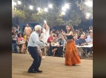 Viral 89χρονος παππούς που «τα δίνει όλα» χορεύοντας με την εγγονή του (video)