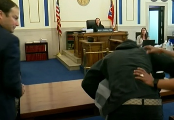 Πατέρας ξυλοκοπεί άγρια στο δικαστήριο τον δολοφόνο της γυναίκας και του 3χρονου γιου του