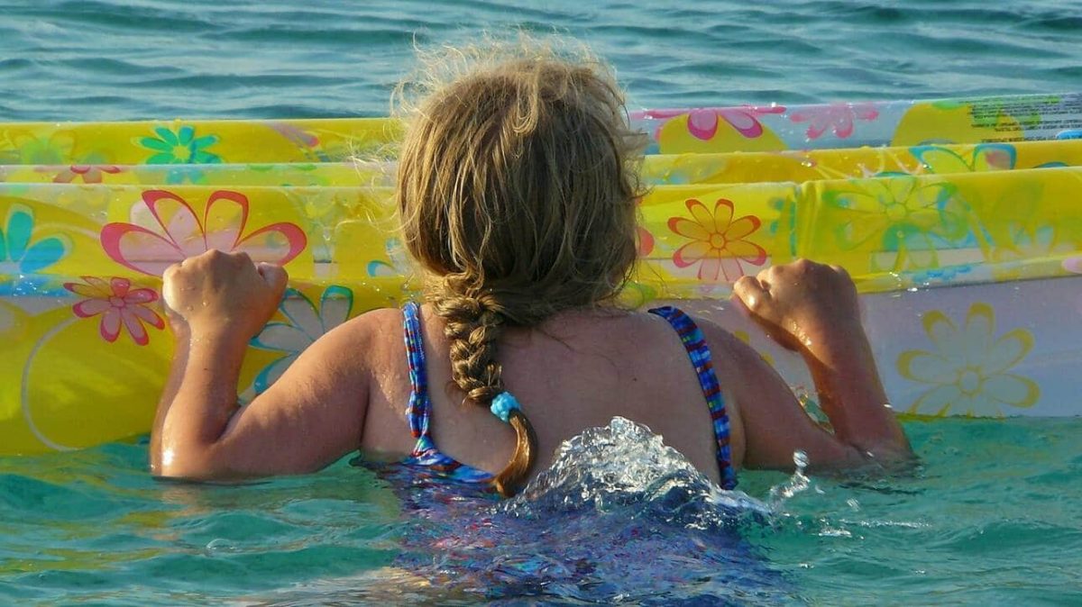 Πανικός στην Σαρωνίδα: 3χρονη παρασύρθηκε με το στρώμα θαλάσσης μαζί με την γιαγιά και τη μαμά