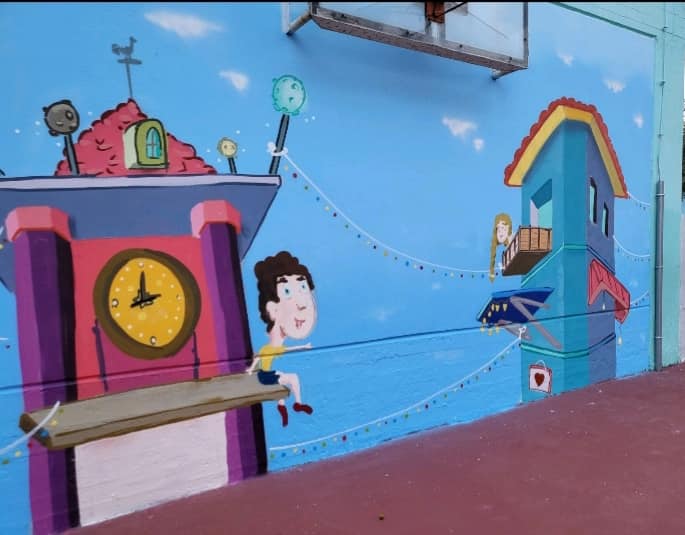 Αυτό το σχολείο υποδέχεται τους μαθητές με ζωγραφιές και μηνύματα αγάπης (εικόνες)