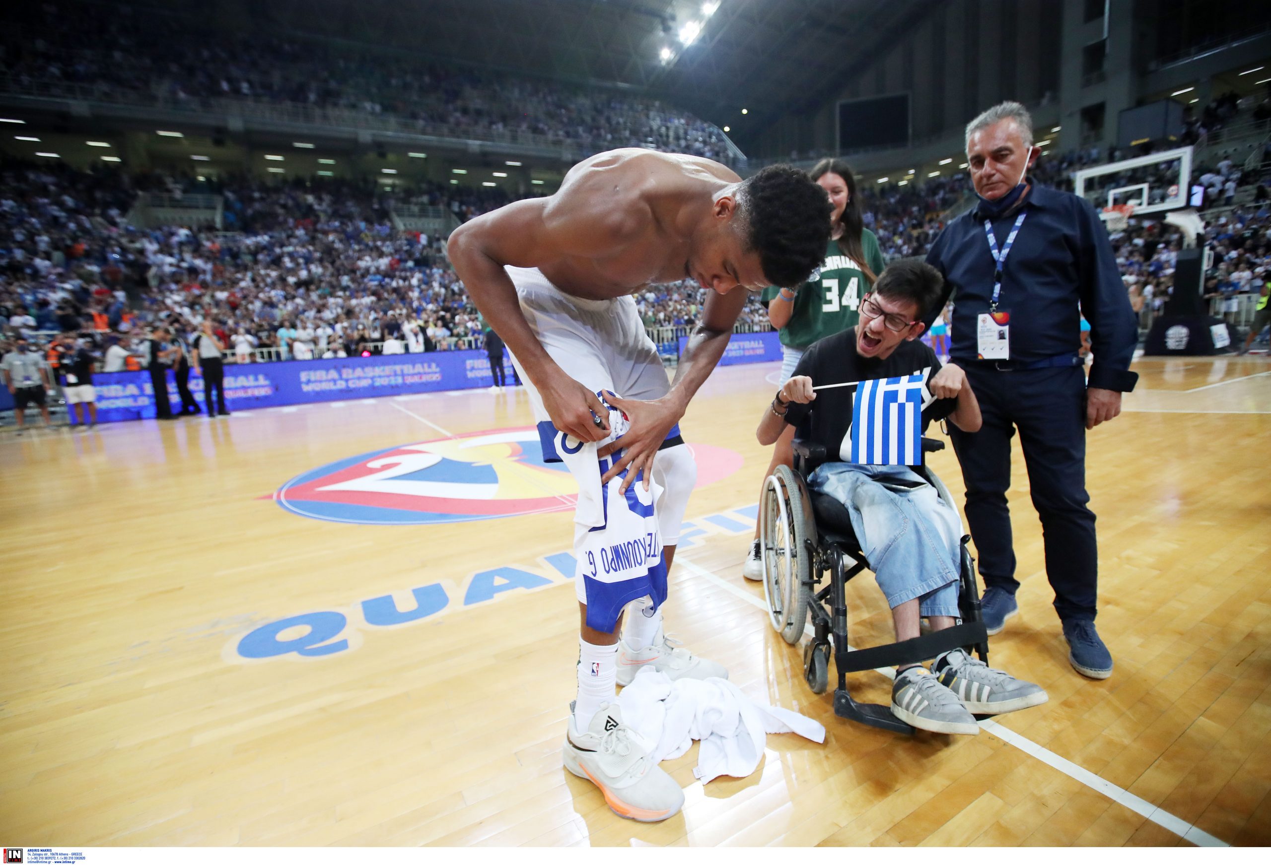 Ψυχάρα ο Αντετοκούνμπο χάρισε τη φανέλα του σε παιδί - φίλαθλο με αναπηρία (εικόνες)