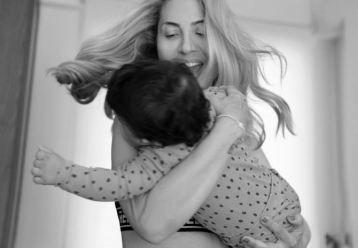 Μαρία Ηλιάκη: Η τρυφερή φωτογραφία που κοιμάται αγκαλιά με την κορούλα της (εικόνα)