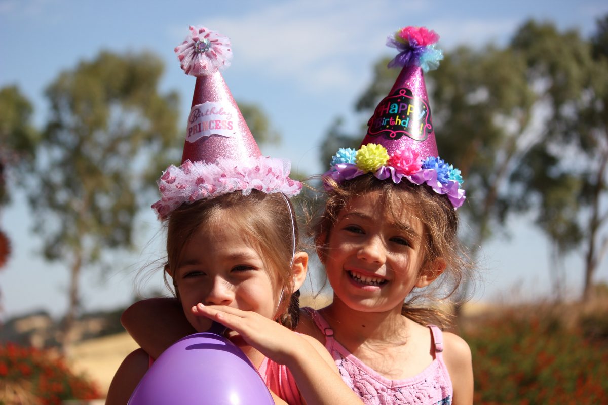 Τράβηγμα αυτιών, αλευρομαχίες, βούτυρο στη μύτη: Πώς γιορτάζουν τα γενέθλια στον κόσμο;