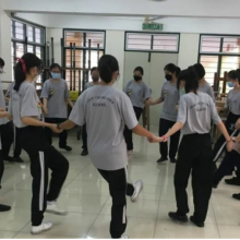 Σχολείο στη Μαλαισία χόρεψε τον «Ζορμπά» χάρη στην 12χρονη Κατερίνα (video)