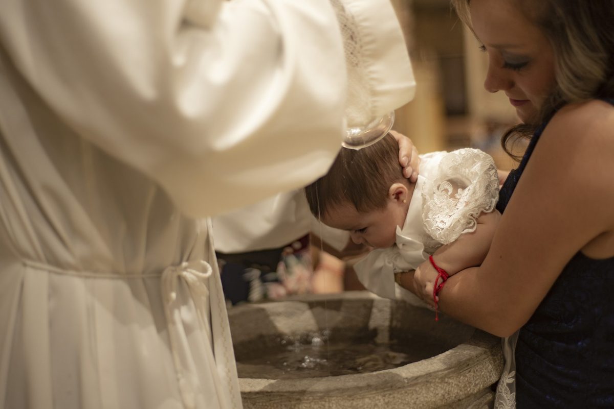 Πώς βαφτίζουν τα παιδιά τους στον κόσμο; Παραδόσεις και τελετές ονοματοδοσίας