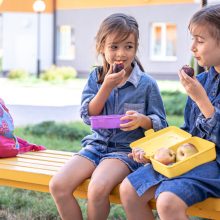 Διατροφή παιδιών: Πού βοηθά η κατανάλωση τακτικών γευμάτων -Χρειάζονται τα παιδιά συμπληρώματα;