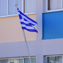 Ντροπή: Έσκισαν την ελληνικκή σημαία σε νηπιαγωγείο και έβαλαν στον ιστό λάστιχα αυτοκινήτου