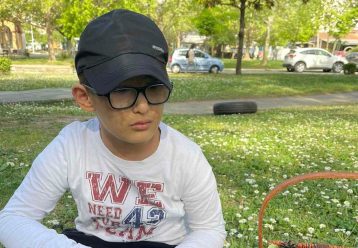 Λάρισα: 6 χρόνια μετά τη φωτιά στο σπίτι του ο μικρός Στέφανος συνεχίζει τον καθημερινό αγώνα του