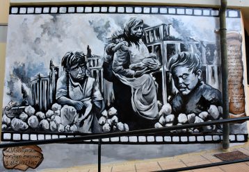 Το 5ο Γυμνάσιο Ν. Σμύρνης κοσμεί πλέον μια εντυπωσιακή τοιχογραφία για την Μικρασιατική Καταστροφή με ένα μήνυμα του Σεφέρη