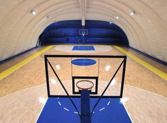 Στη Γλυφάδα ένα φανταστικό, «διαστημικό» γήπεδο μπάσκετ είναι φτιαγμένο μέσα σε... μπαλόνι (εικόνες)
