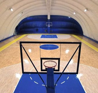 Στη Γλυφάδα ένα φανταστικό, «διαστημικό» γήπεδο μπάσκετ είναι φτιαγμένο μέσα σε... μπαλόνι (εικόνες)