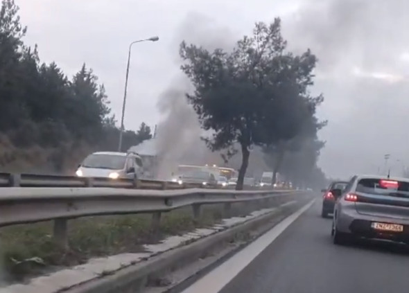 Φωτιά σε σχολικό λεωφορείο στη Θεσσαλονίκη ενώ μετέφερε παιδιά