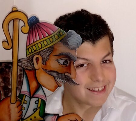 Ο 16χρονος καραγκιοζοπαίκτης Στράτος Καμπισιούλης στο Ιnfokids  – “Ο κόσμος του Καραγκιόζη είναι μαγικός”