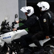 Θεσσαλονίκη: Οδηγός μοτοσικλέτας παρέσυρε και εγκατέλειψε 64χρονη και το εγγόνι της στο καρότσι