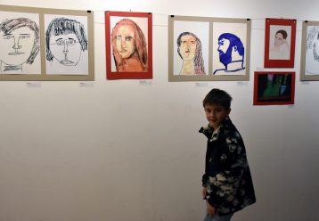 Η συγκινητική ιστορία πίσω από την έκθεση ζωγραφικής αυτού του 8χρονου στη Ν. Σμύρνη