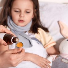 Φαρμακαποθήκες: Σοβαρές ελλείψεις σε σιρόπια και άλλα παιδιατρικά φάρμακα - Στροφή στα γενόσημα