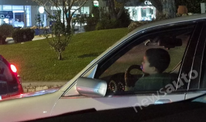 Αδιανόητες εικόνες: Οδηγός κρατά μικρό παιδί στα πόδια του ενώ το όχημα κινείται