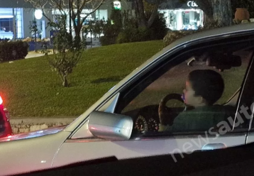 Αδιανόητες εικόνες: Οδηγός κρατά μικρό παιδί στα πόδια του ενώ το όχημα κινείται