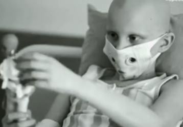Η 10χρονη Κατερίνα στις θεραπείες της για τη λευχαιμία έντυνε τις κούκλες της με χειρουργικά γάντια