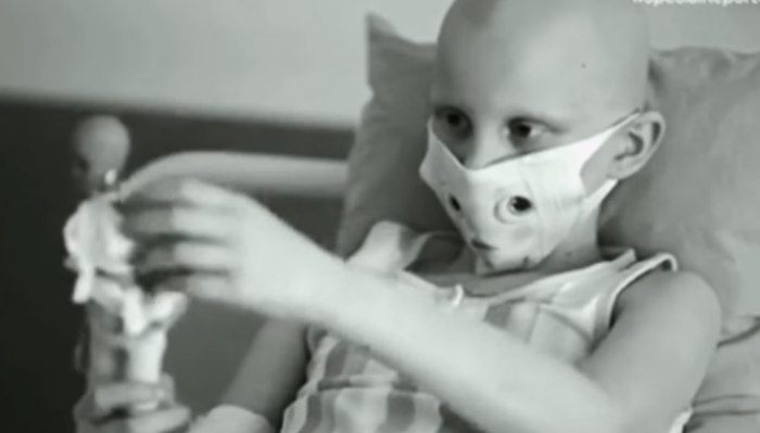 Η 10χρονη Κατερίνα στις θεραπείες της για τη λευχαιμία έντυνε τις κούκλες της με χειρουργικά γάντια