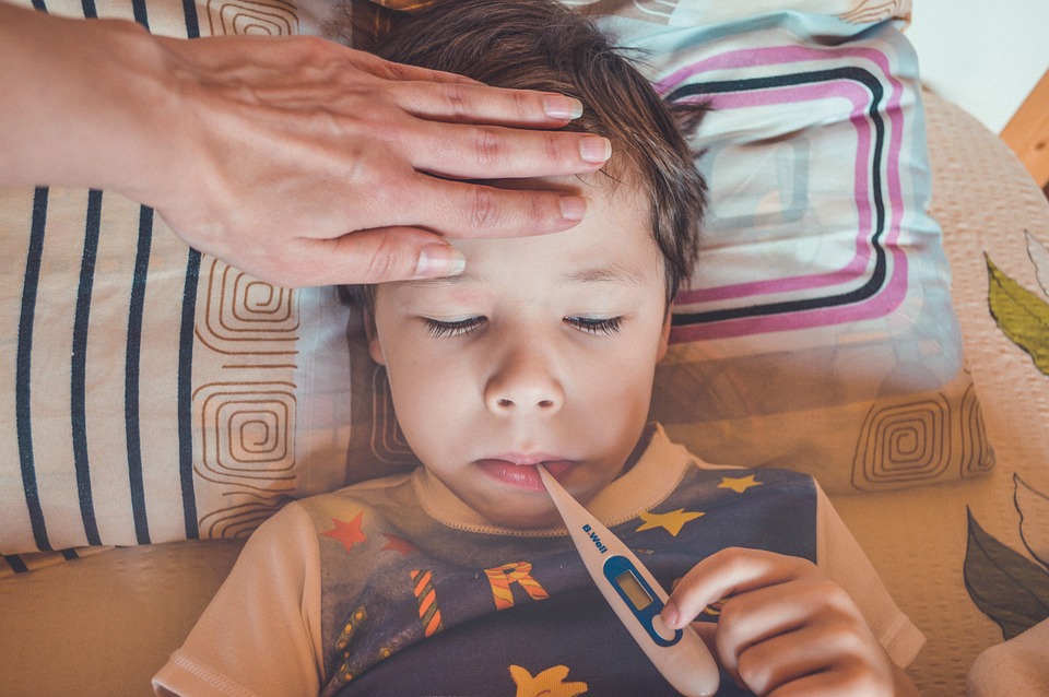O πυρετός επιμένει; Πότε πρέπει να κάνετε strep test στο παιδί – Ο Μαγιορκίνης συμβουλεύει τους γονείς