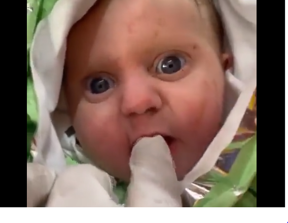 To χαμόγελο της ελπίδας: Μωρό 2 μηνών χαμογελά, αφότου διάσωθηκε 128 ώρες μετά