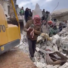 Σεισμός Τουρκία-Συρία: Νεογέννητο ανασύρεται μέσα από τα συντρίμμια... χωρίς τη μαμά του
