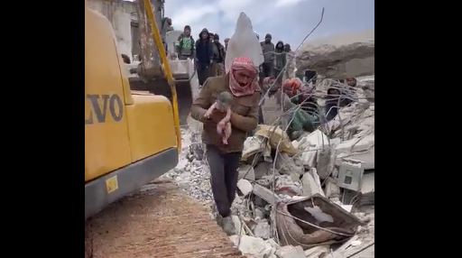 Σεισμός Τουρκία-Συρία: Νεογέννητο ανασύρεται μέσα από τα συντρίμμια... χωρίς τη μαμά του