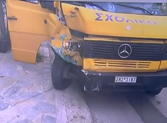 Τροχαίο με σχολικό λεωφορείο στη Βούλα: Πώς έχασε τον έλεγχο ο οδηγός