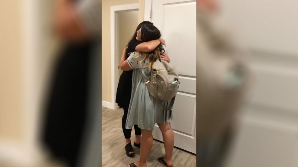 Μητέρα συναντά την κόρη της για πρώτη φορά αφού την έδωσε για υιοθεσία 29 χρόνια πριν (video)