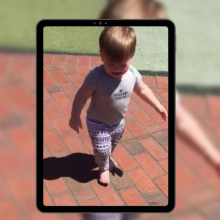 Βίντεο: Πατέρας κάνει πλάκα στον 2χρονο γιο του με τη σκιά του κι εκείνο τρομοκρατείται