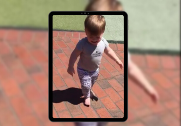 Βίντεο: Πατέρας κάνει πλάκα στον 2χρονο γιο του με τη σκιά του κι εκείνο τρομοκρατείται