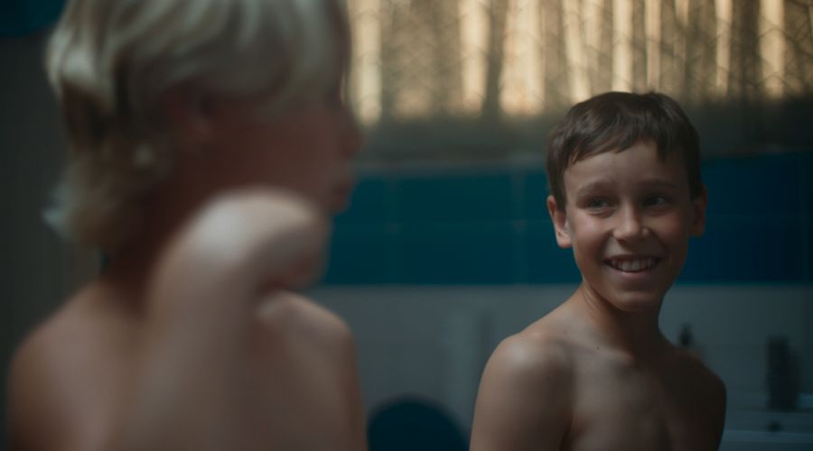 Η ΔΟΕ στην αντεπίθεση για τις αντιδράσεις για την ταινία “Αγόρια στο ντους” που ξεσήκωσε τους γονείς