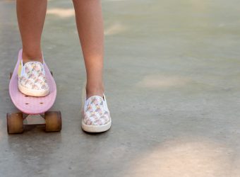 Η άνοιξη στα πόδια τους: Τα 5 ζευγάρια παπουτσιών που χρειάζονται αυτή την εποχή τα παιδιά μας