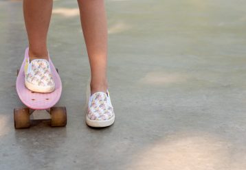 Η άνοιξη στα πόδια τους: Τα 5 ζευγάρια παπουτσιών που χρειάζονται αυτή την εποχή τα παιδιά μας